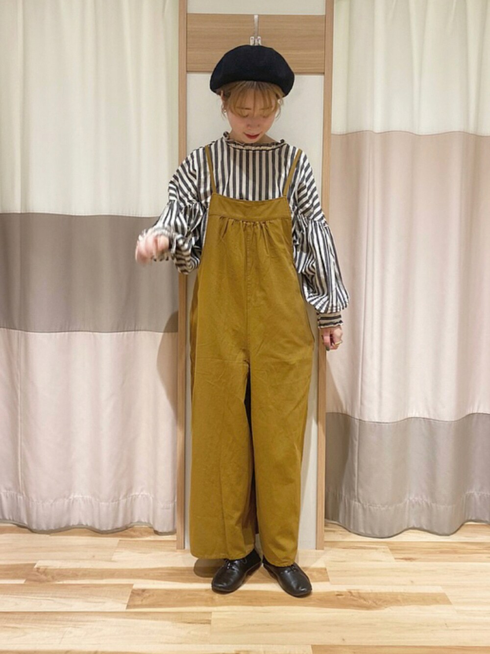 「ブラウス、ベレー帽、サロペット、SM2、ゆったりコーデ、ゆるコーデ、サマンサ モスモス(Samansa Mos2)、Samansa Mos2、おしゃれさんと繋がりたい、Samansa Mos2 blue、前後2way」｜「Samansa Mos2のウールバスクベレー（ハンチング/ベレー帽、ブラック系）」を使った、misakiさん（レディース・160cm）の秋コーディネートの1枚目の写真