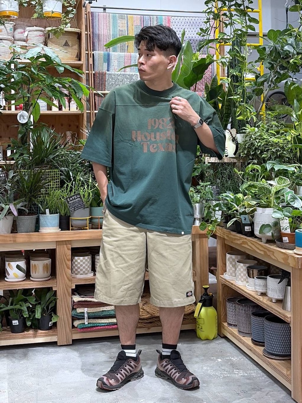 グリーン系のTシャツ/カットソー、ブラック系のソックス/靴下を着用したメンズの夏コーディネートの1枚目の写真