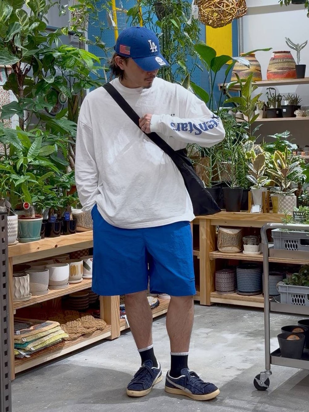 ブラック系のエコバッグ/サブバッグ、ホワイト系のTシャツ/カットソー、ブルー系のその他パンツを着用したメンズの春コーディネートの1枚目の写真