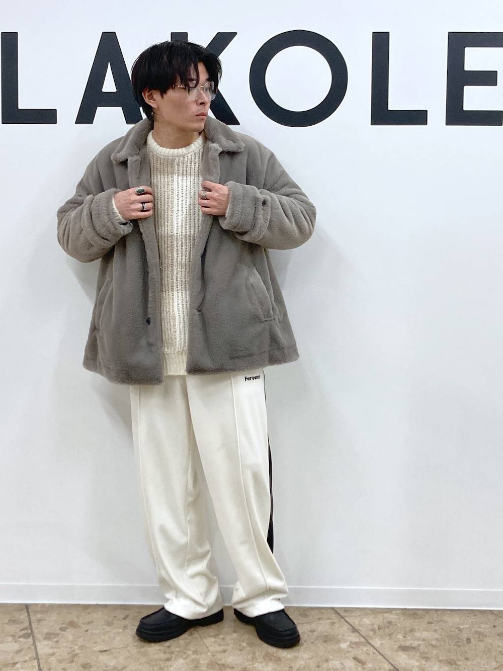 ホワイト系のその他パンツ、ブラック系のローファー、ベージュ系のブルゾンを着用したメンズの冬コーディネートの1枚目の写真