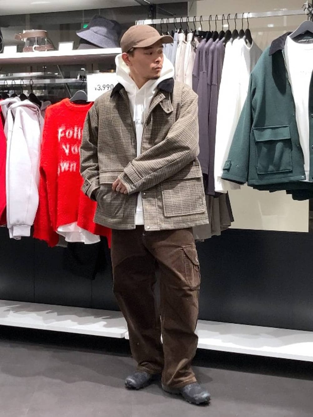 ベージュ系のブルゾン、ブラウン系のその他パンツ、ホワイト系のパーカーを着用したメンズの秋コーディネートの1枚目の写真