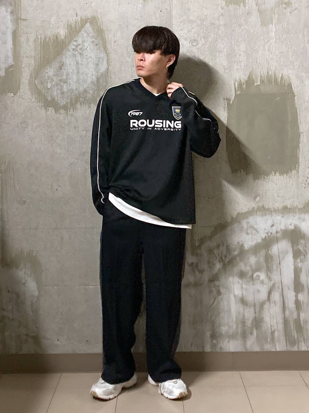 ホワイト系のTシャツ/カットソー、ブラック系のTシャツ/カットソー、ブラック系のその他パンツを着用したメンズの秋コーディネートの1枚目の写真