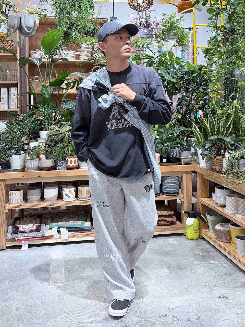 ブルー系のシャツ/ブラウス、グレー系のスウェットパンツ、ブラック系のTシャツ/カットソーを着用したメンズの秋コーディネートの1枚目の写真