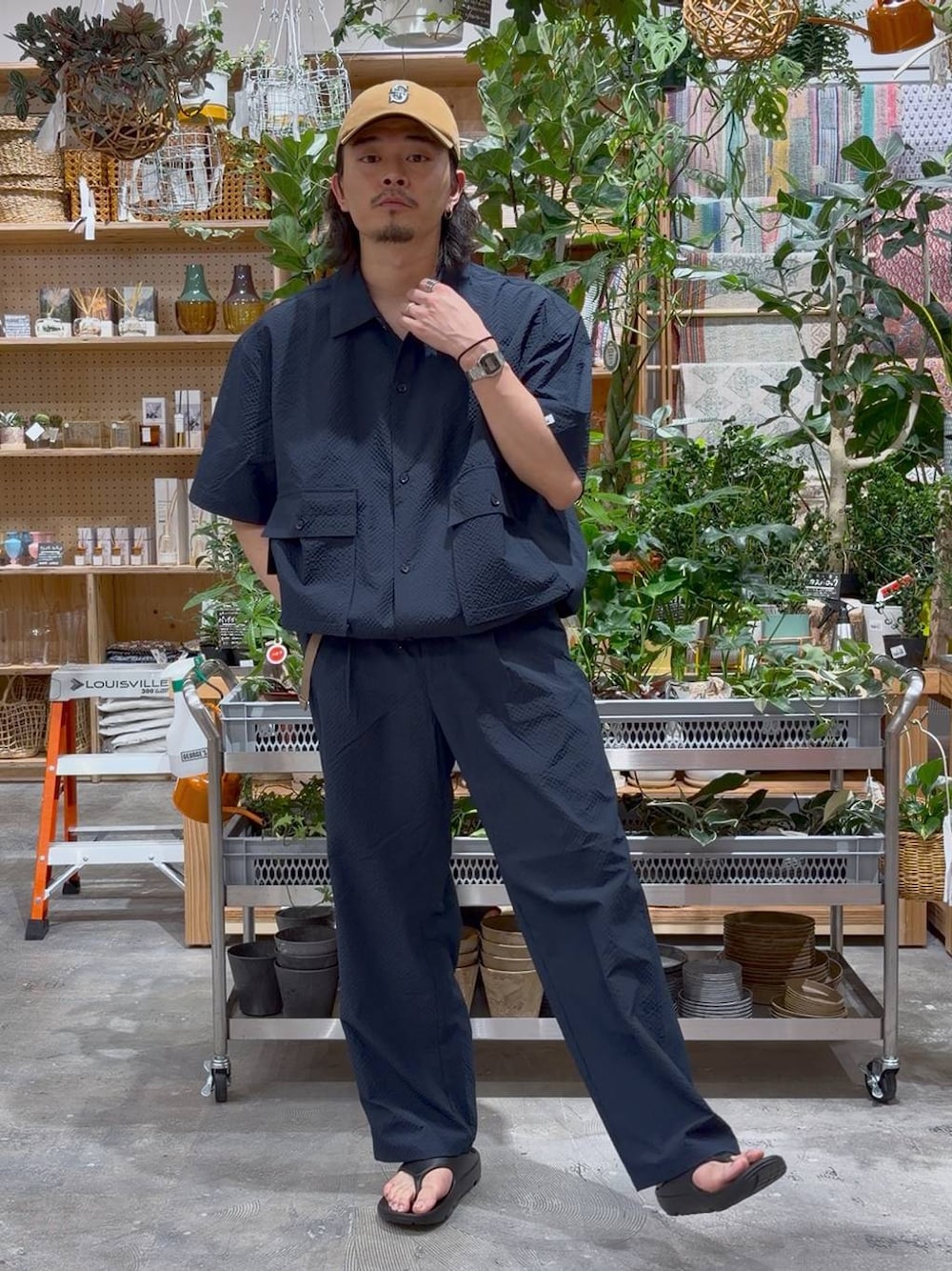 ブルー系のその他パンツ、ブルー系のシャツ/ブラウス、ブラック系のサンダルを着用したメンズの夏コーディネートの1枚目の写真