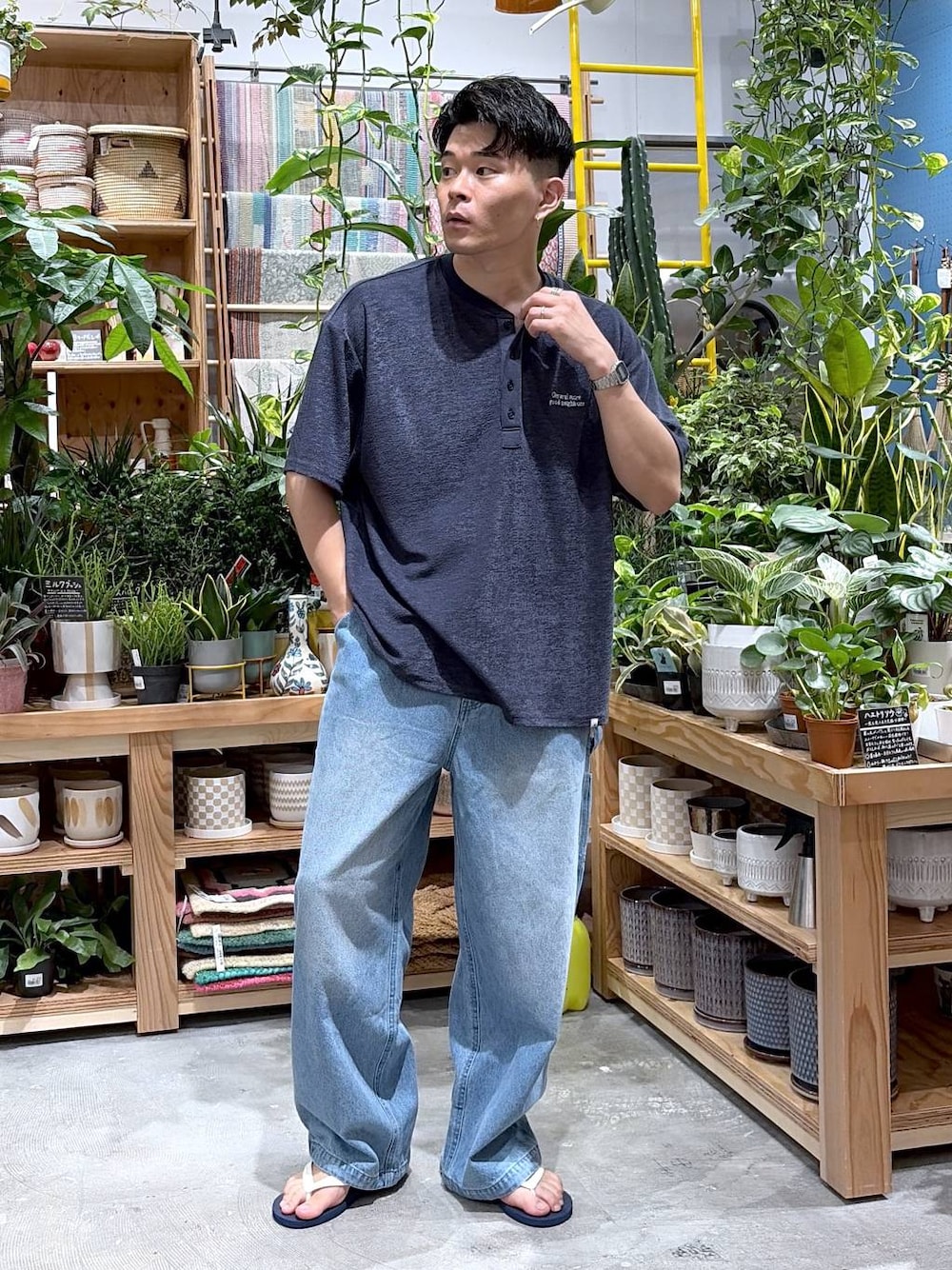 ブルー系のTシャツ/カットソー、ブルー系のデニムパンツ、ブルー系のサンダルを着用したメンズの夏コーディネートの1枚目の写真