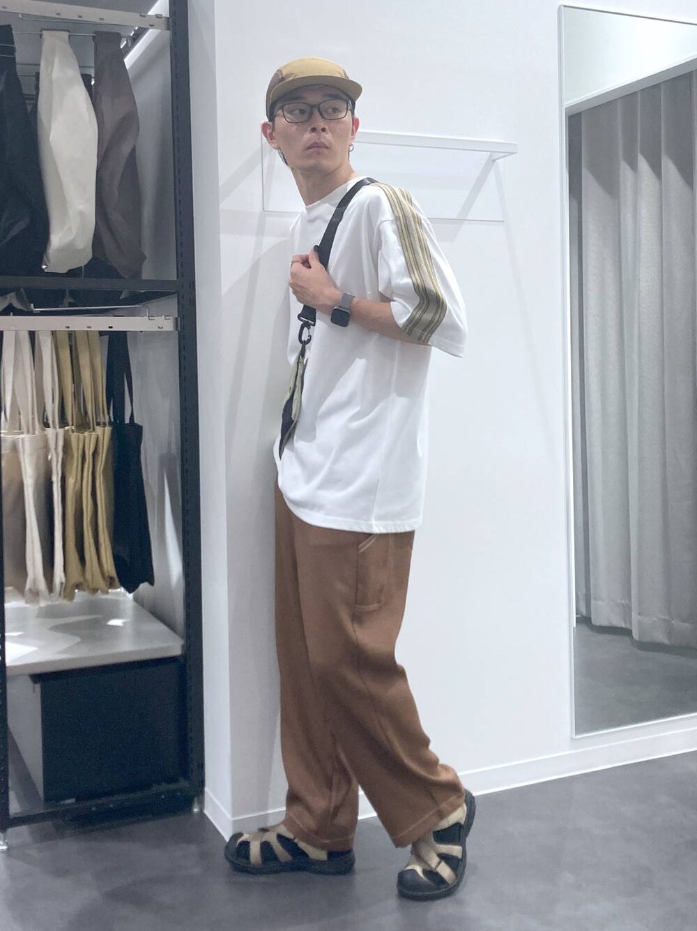 ブラウン系のその他パンツ、ベージュ系のショルダーバッグ、ベージュ系のサンダルを着用したメンズの夏コーディネートの1枚目の写真