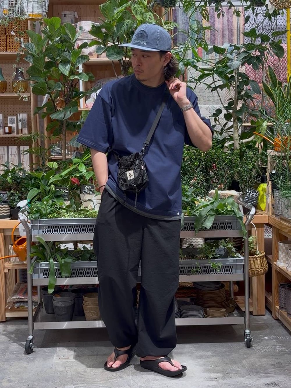 ブラック系のサンダル、ブラック系のその他パンツ、ブルー系のTシャツ/カットソーを着用したメンズの夏コーディネートの1枚目の写真
