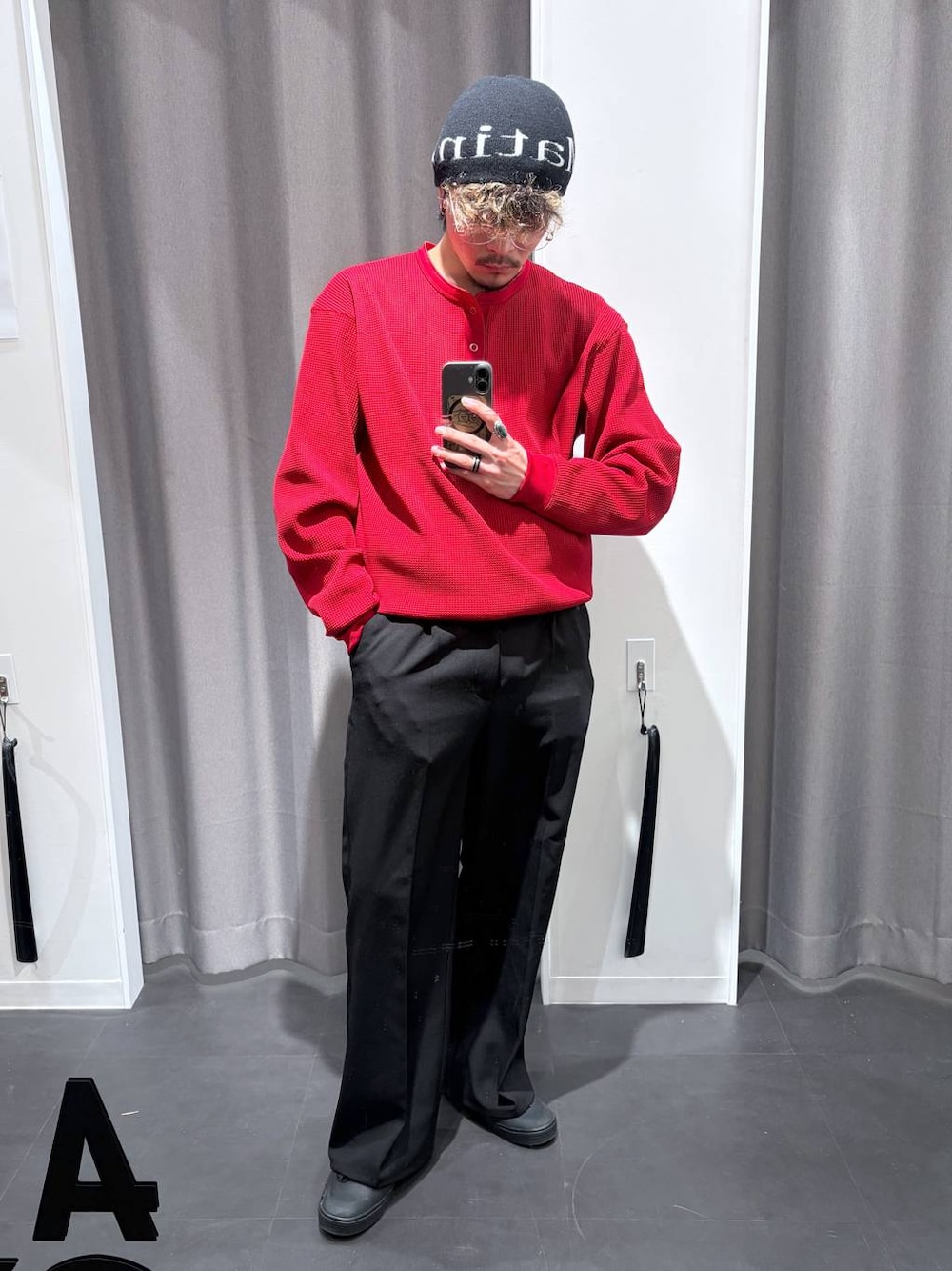 レッド系のTシャツ/カットソーを着用したメンズの冬コーディネートの1枚目の写真