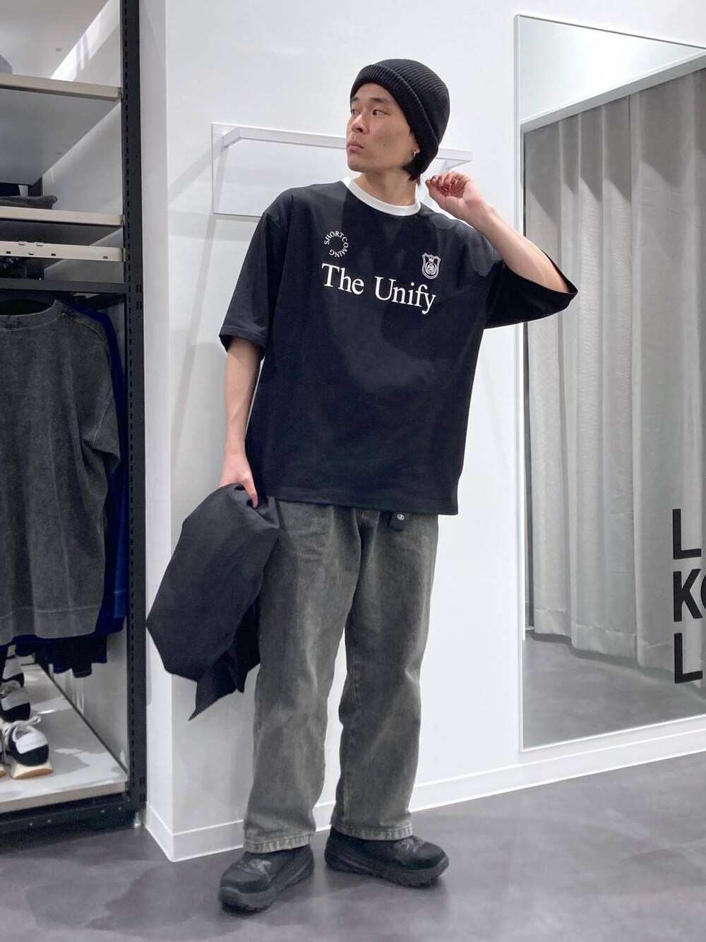 ブラック系のカーディガン/ボレロ、グリーン系のデニムパンツ、ブラック系のTシャツ/カットソーを着用したメンズの春コーディネートの1枚目の写真