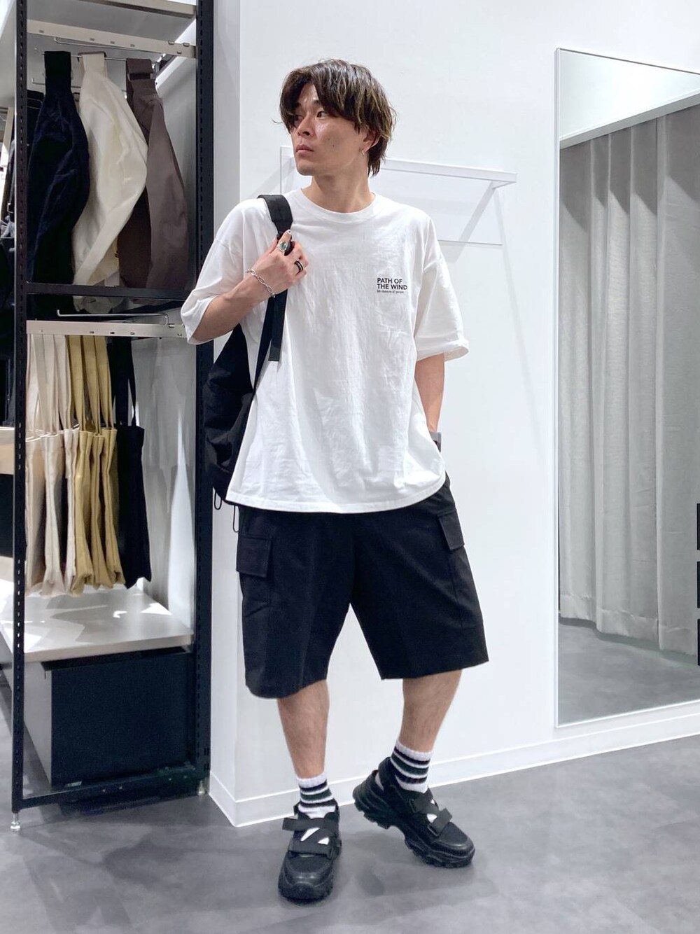 ブラック系のスニーカー、ブラック系のバックパック/リュック、ホワイト系のTシャツ/カットソーを着用したメンズの夏コーディネートの1枚目の写真