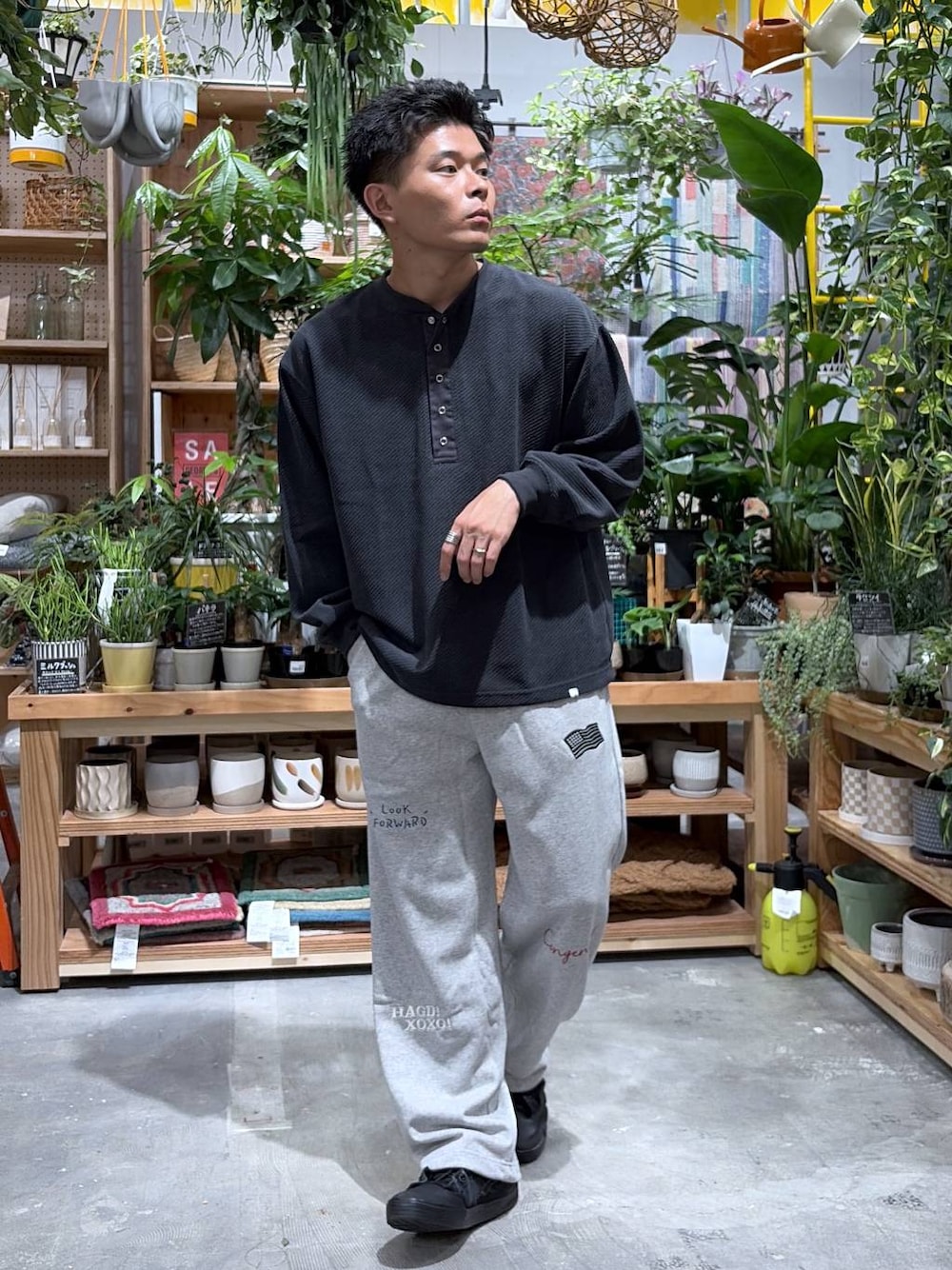 グレー系のスウェットパンツ、グレー系のTシャツ/カットソーを着用したメンズの秋コーディネートの1枚目の写真