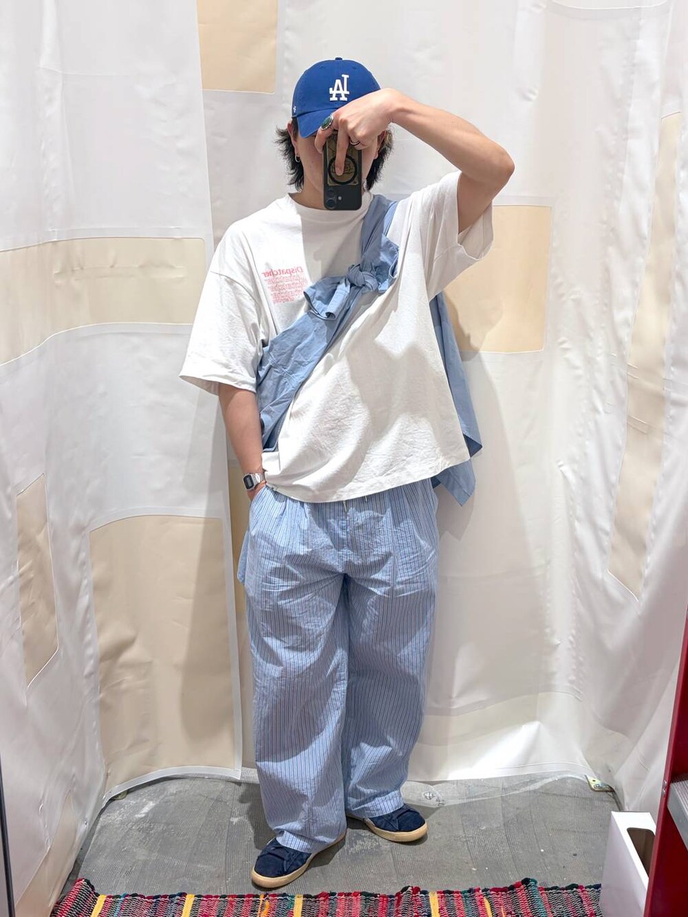 ブルー系のその他パンツ、ブルー系のシャツ/ブラウス、ホワイト系のTシャツ/カットソーを着用したメンズの春コーディネートの1枚目の写真