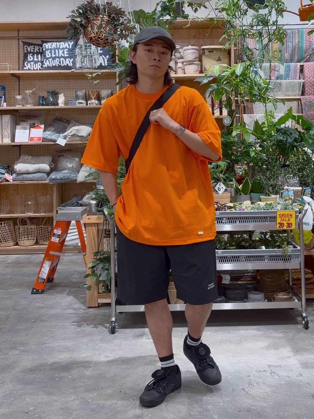 ブラック系のエコバッグ/サブバッグ、ブラック系のその他パンツを着用したメンズの夏コーディネートの1枚目の写真