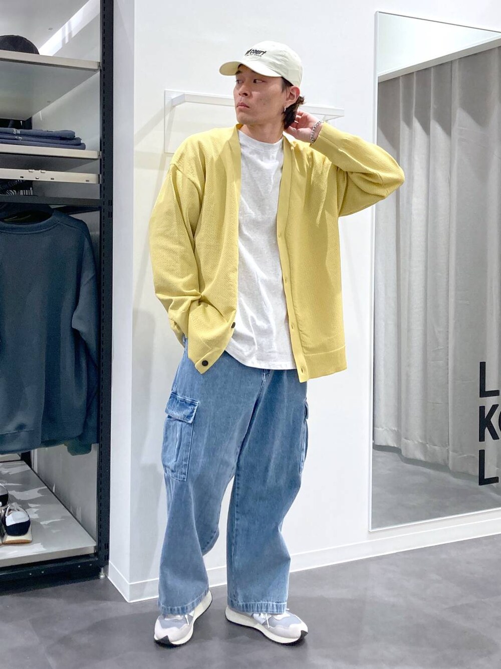 グレー系のTシャツ/カットソー、グレー系のスニーカー、ブルー系のデニムパンツを着用したメンズの春コーディネートの1枚目の写真