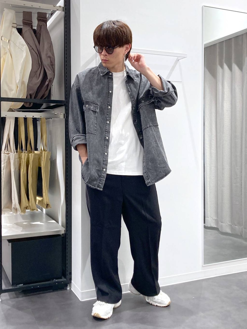 ホワイト系のTシャツ/カットソー、ブラック系のその他パンツ、ブラック系のシャツ/ブラウスを着用したメンズの秋コーディネートの1枚目の写真