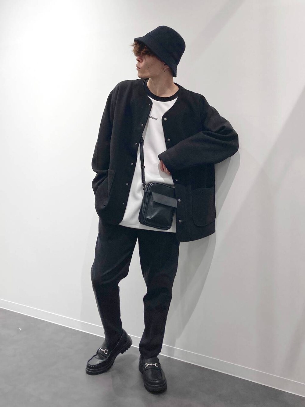 ブラック系のローファー、ホワイト系のTシャツ/カットソー、ブラック系のその他パンツを着用したメンズの秋コーディネートの1枚目の写真