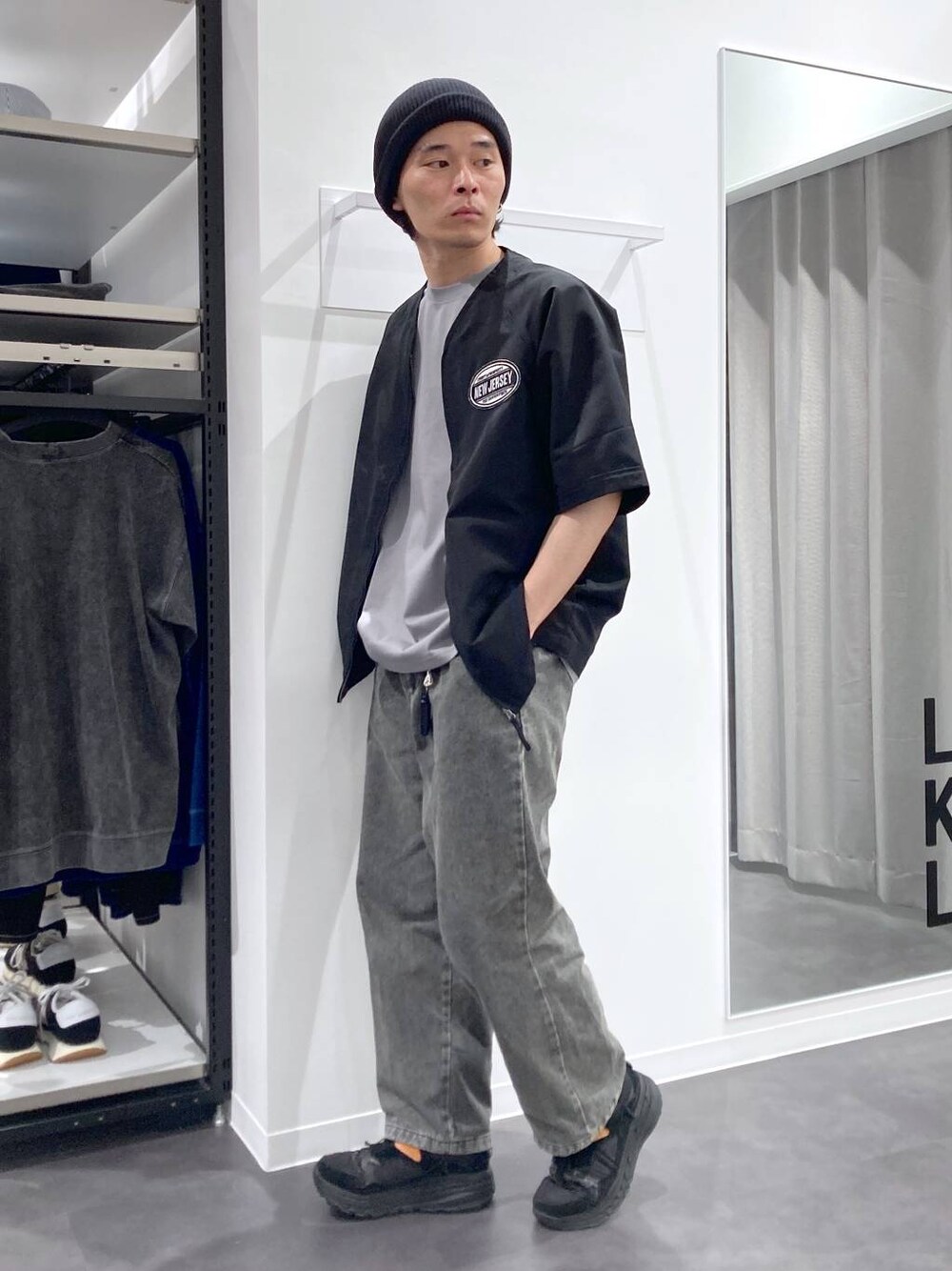ブラック系のシャツ/ブラウス、グリーン系のデニムパンツ、グレー系のTシャツ/カットソーを着用したメンズの春コーディネートの1枚目の写真