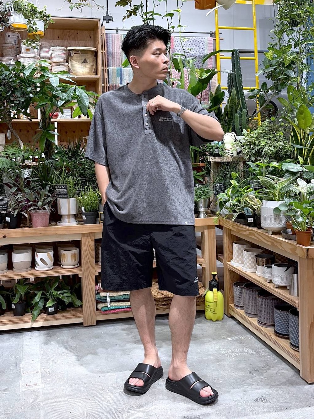 グレー系のTシャツ/カットソー、ブラック系のサンダル、ブラック系のその他パンツを着用したメンズの夏コーディネートの1枚目の写真