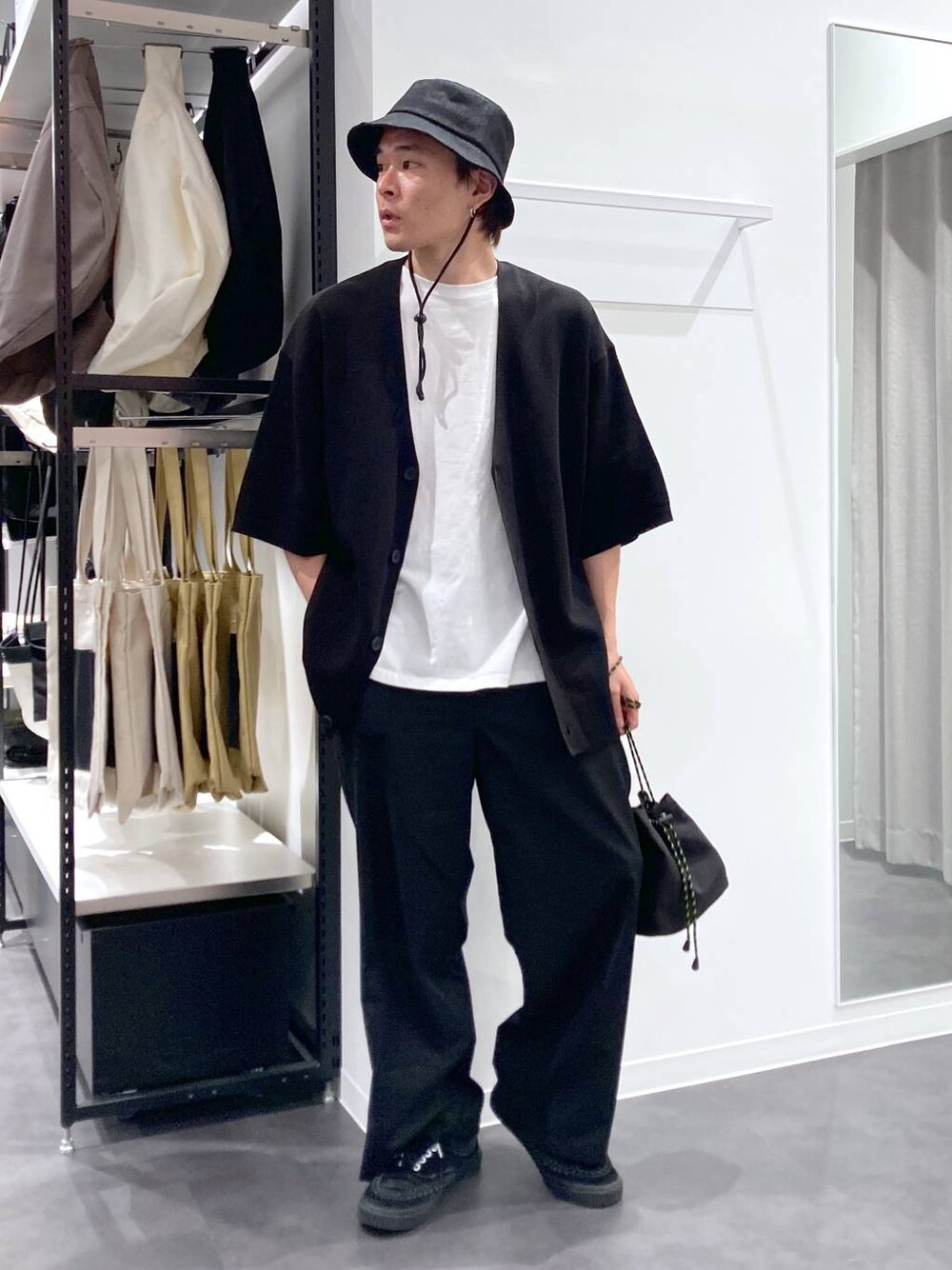 ブラック系のショルダーバッグ、ブラック系のカーディガン/ボレロ、ホワイト系のTシャツ/カットソーを着用したメンズの夏コーディネートの1枚目の写真