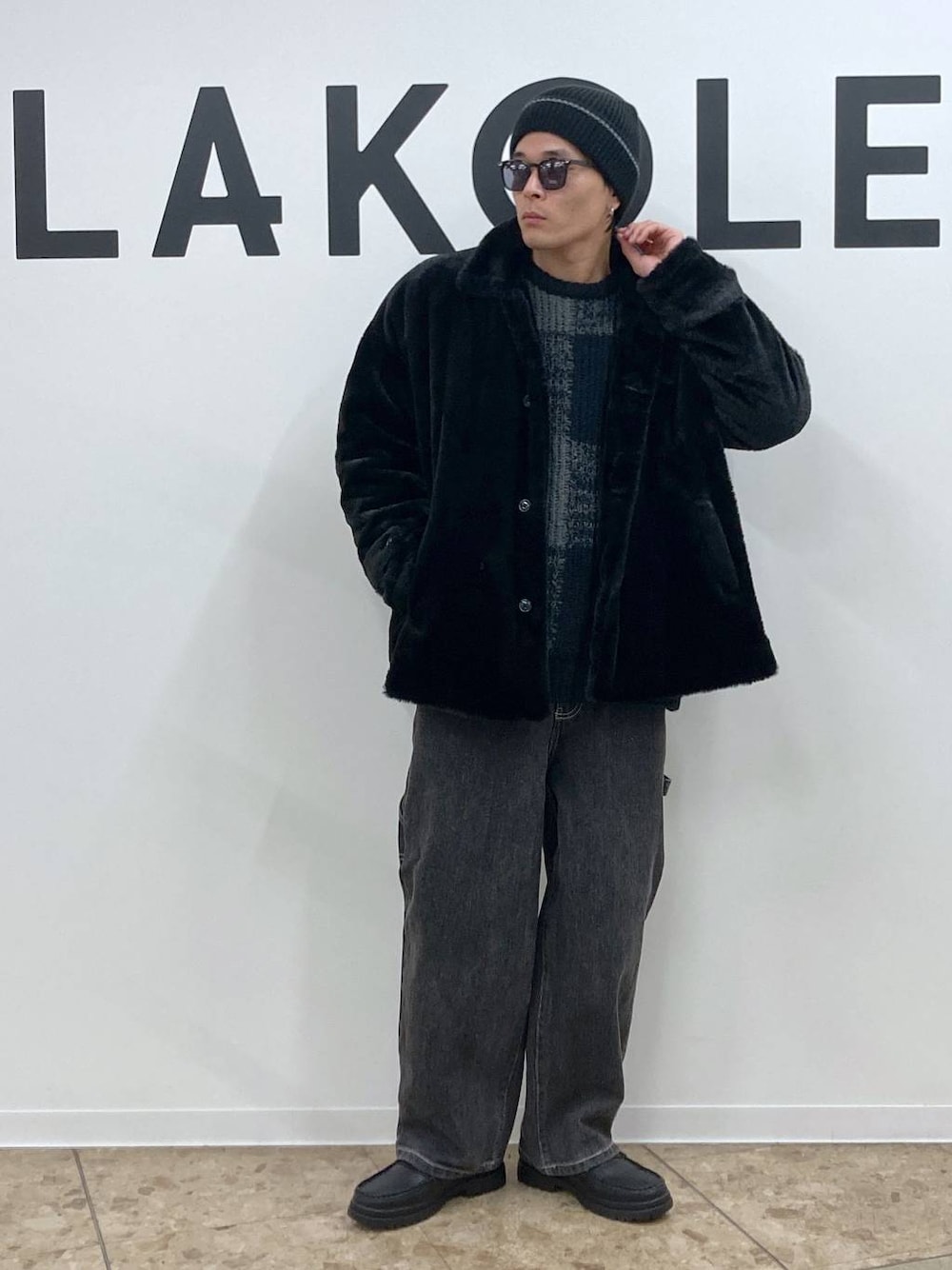 ブラック系のニット/セーター、グレー系のデニムパンツ、ブラック系のローファーを着用したメンズの冬コーディネートの1枚目の写真