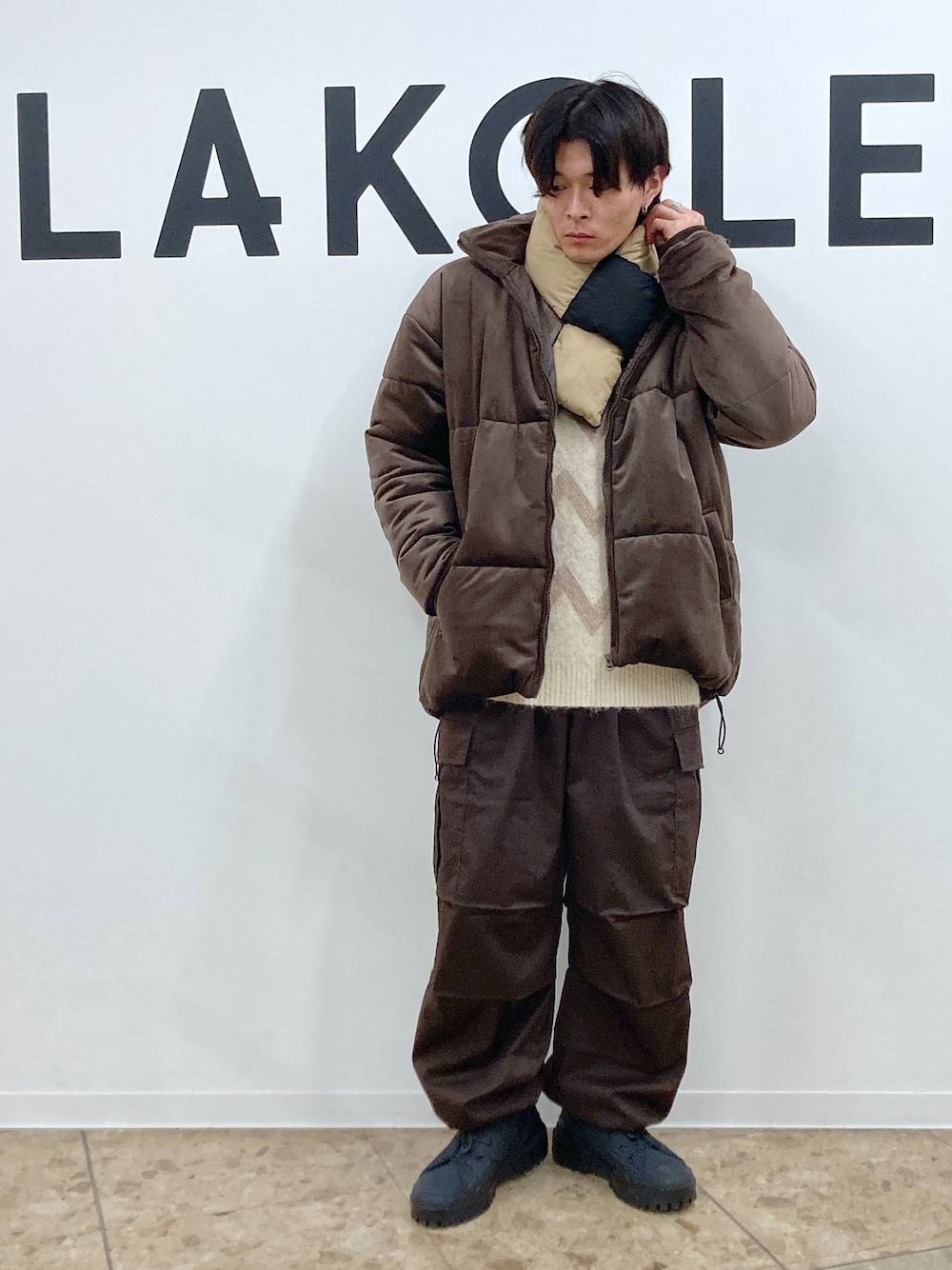 ベージュ系のニット/セーター、ブラウン系のカーゴパンツ、ブラウン系のブルゾンを着用したメンズの冬コーディネートの1枚目の写真