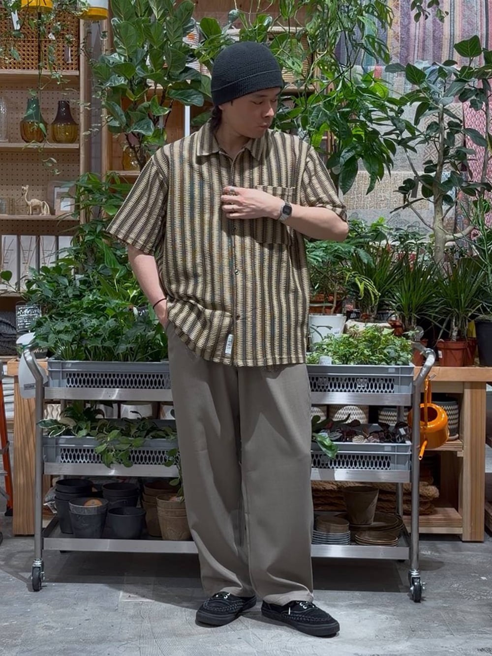 ベージュ系のその他パンツ、ブラック系のタンクトップ、ベージュ系のシャツ/ブラウスを着用したメンズの春コーディネートの1枚目の写真