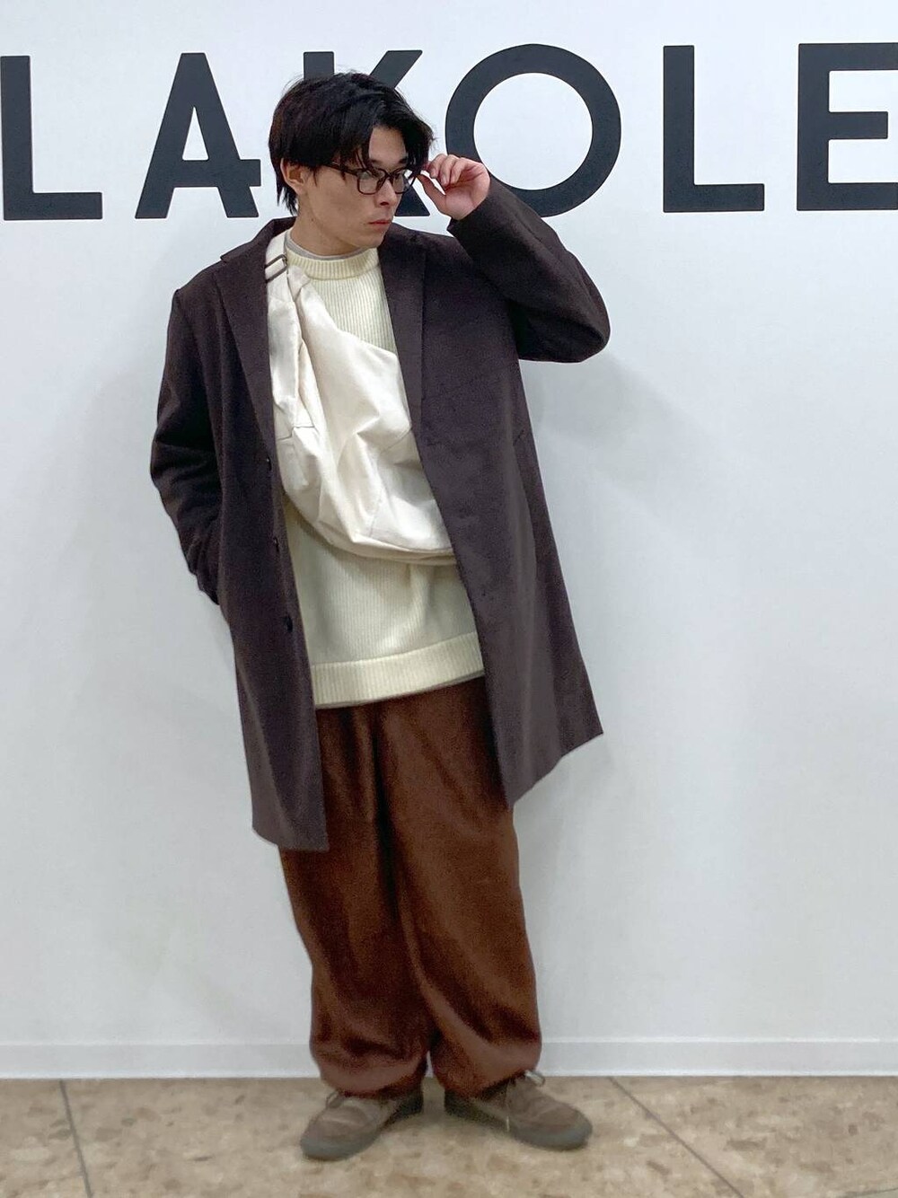 「休日コーデ、カジュアル、ゆったり、ラフ、デート/ロマンティック、LAKOLE、どっと変わっちゃえ、コート、チェスターコート、ニット、レイヤードスタイル、ワイドパンツ、ショルダーバッグ、サングラス、めがね」｜「LAKOLEのZIPキャンバスショルダー / 110640（ショルダーバッグ、ベージュ系）」を使った、shibaさん（メンズ・172cm）の冬コーディネートの1枚目の写真