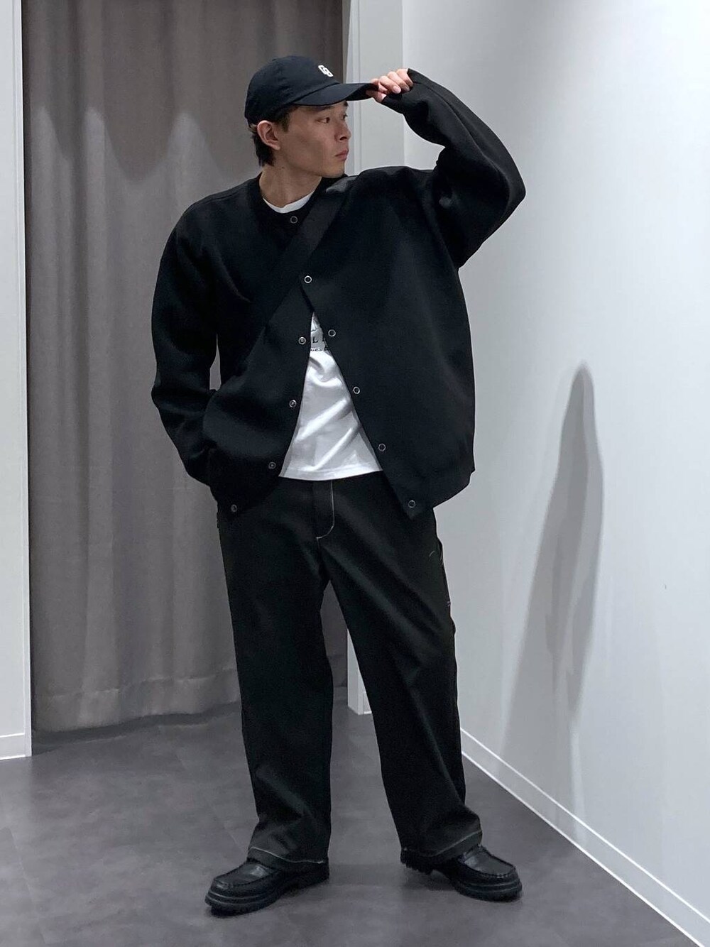 ブラック系のその他パンツ、ブラック系のローファー、ブラック系のメッセンジャーバッグを着用したメンズの冬コーディネートの1枚目の写真