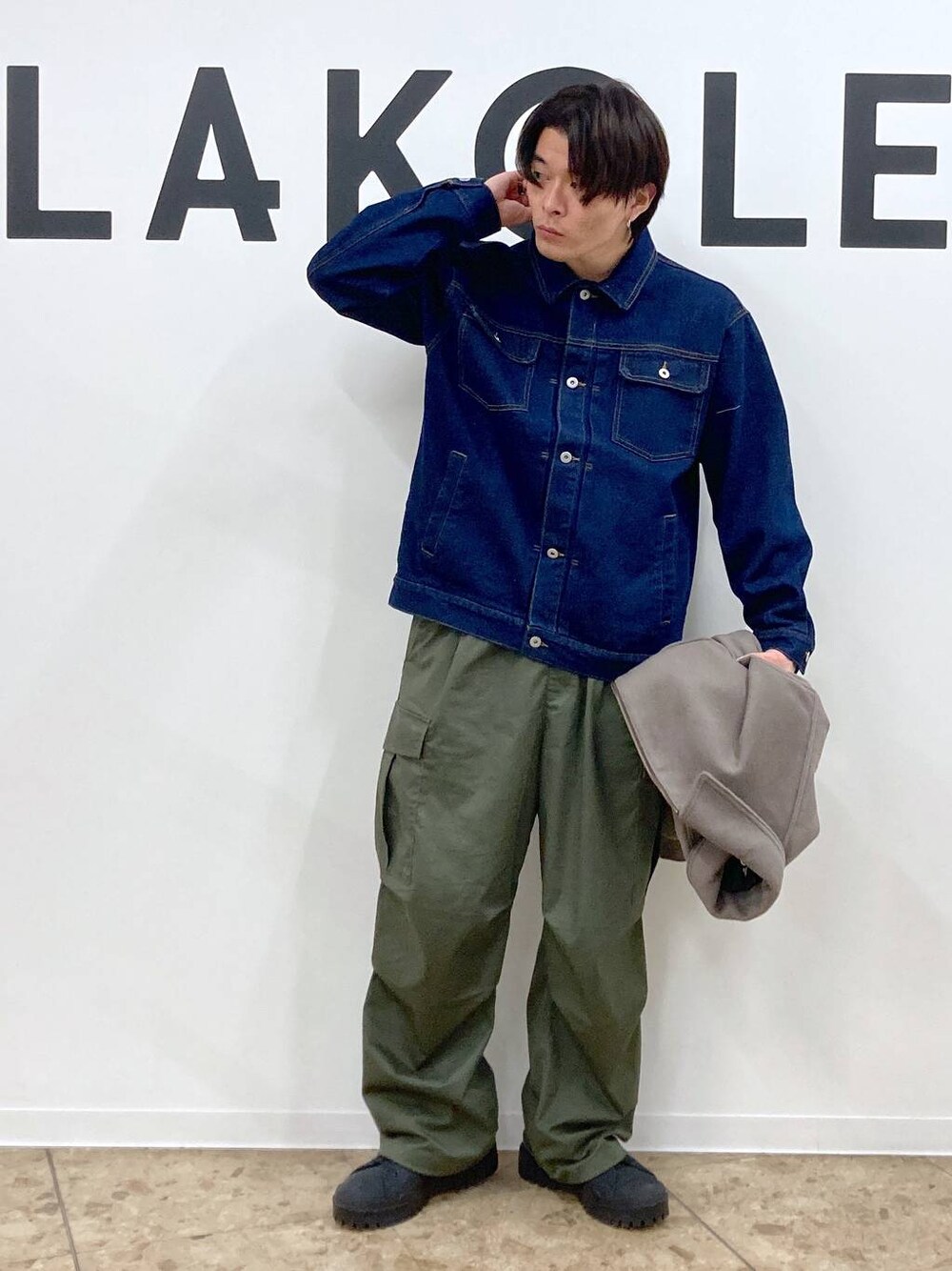 グリーン系のカーゴパンツ、ブラウン系のブルゾン、ブルー系のデニムジャケットを着用したメンズの冬コーディネートの1枚目の写真