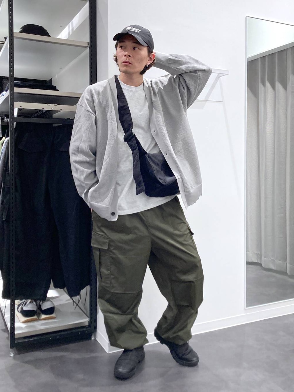 グレー系のTシャツ/カットソー、ブラック系のスリッポン、グリーン系のカーゴパンツを着用したメンズの春コーディネートの1枚目の写真