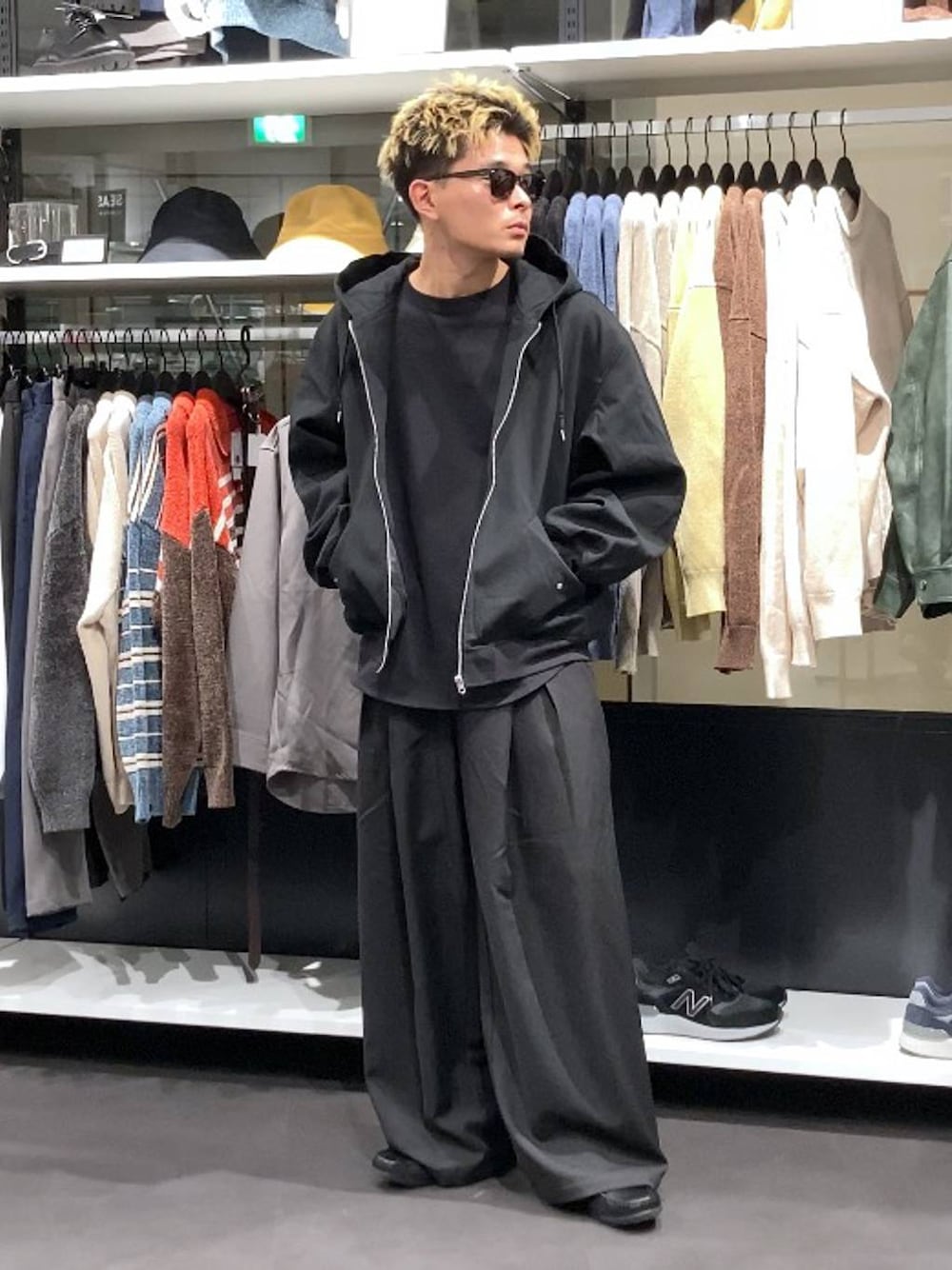 ブラック系のTシャツ/カットソー、ブラック系のスラックス、ブラック系のその他アウターを着用したメンズの秋コーディネートの1枚目の写真