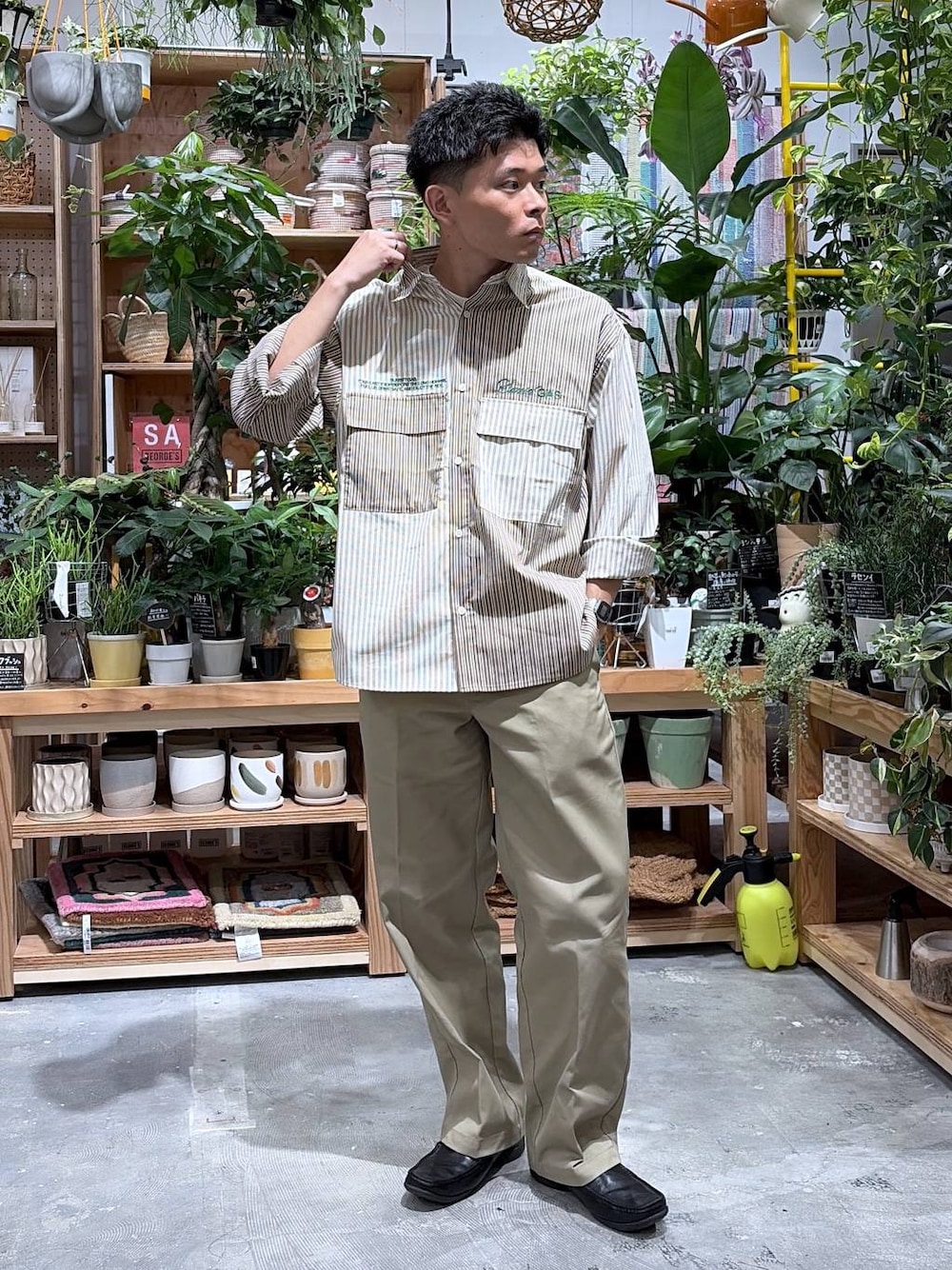 ベージュ系のシャツ/ブラウス、グリーン系のその他パンツを着用したメンズの夏コーディネートの1枚目の写真