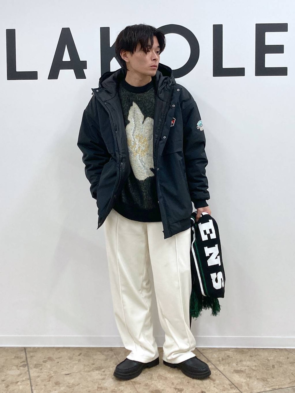 ブラック系のブルゾン、ブラック系のローファー、ブラック系のニット/セーターを着用したメンズの冬コーディネートの1枚目の写真