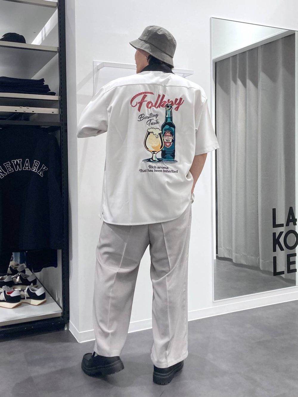 ホワイト系のシャツ/ブラウス、ブラック系のローファー、グレー系のその他パンツを着用したメンズの春コーディネートの1枚目の写真