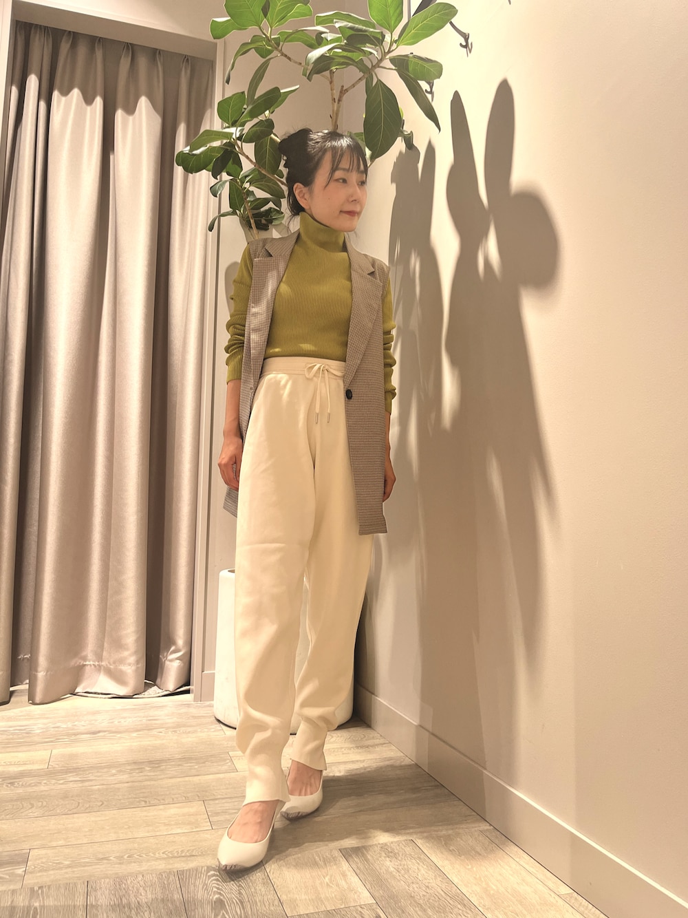 イエロー系のニット/セーター、ホワイト系のその他パンツ、その他のジャケット/アウターを着用したレディースの秋コーディネートの1枚目の写真