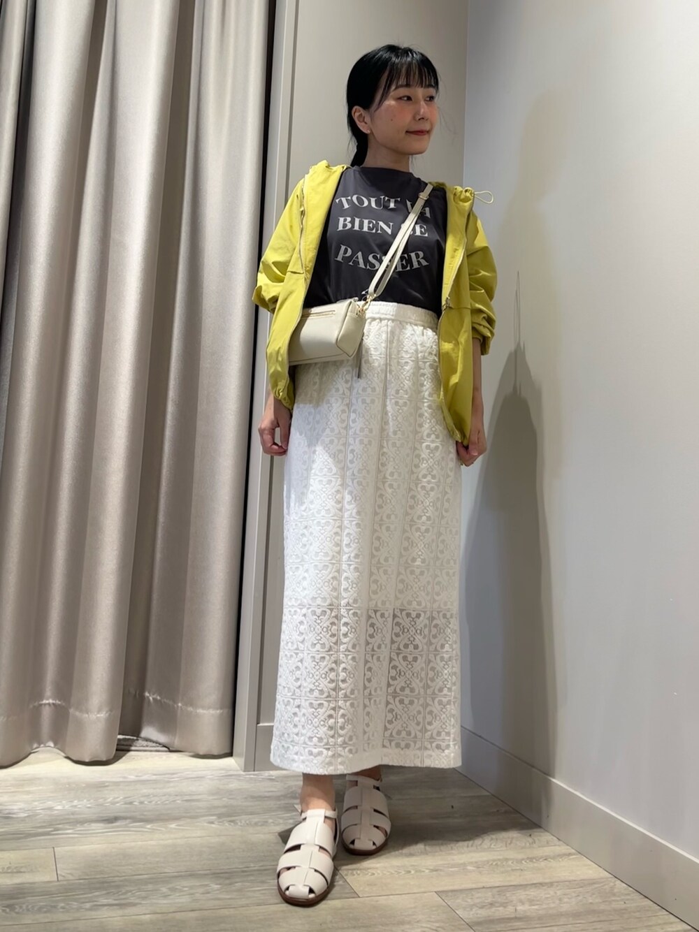 「キレイめカジュアル、撥水加工、マウンテンパーカー、Tシャツ、低身長コーデ、レーススカート、abahouse mavie、piche abahouse、LOWELL things、ABAHOUSE 滋賀竜王、三井アウトレットパーク滋賀竜王」｜「abahouse mavieの撥水ﾌｰﾄﾞﾌﾞﾙｿﾞﾝ（ブルゾン、イエロー系）」を使った、遠藤　裕子さん（レディース・155cm）の春コーディネートの1枚目の写真