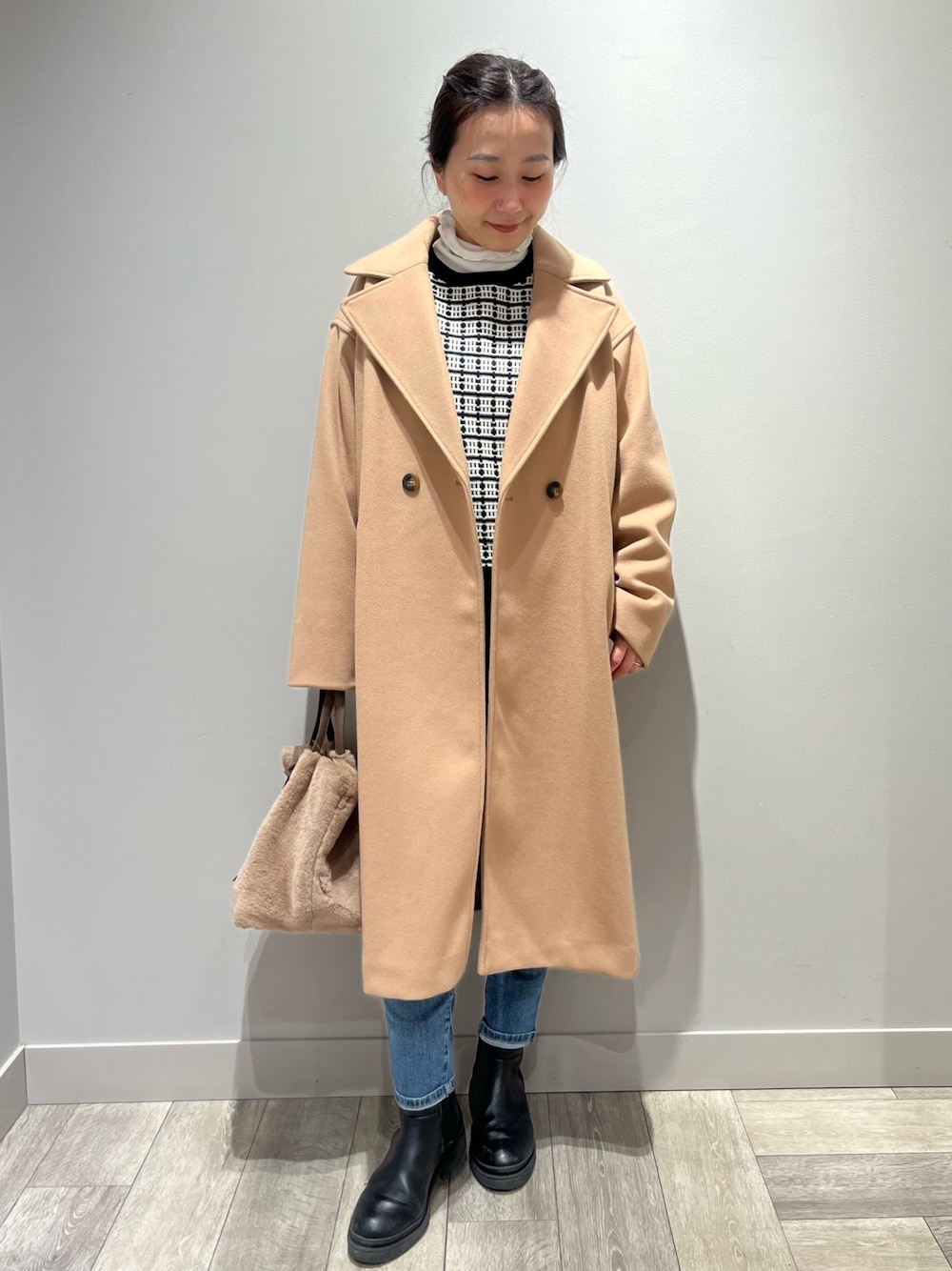 「冬アウター、ロングコート、低身長コーデ、キャメル、レイヤードスタイル、デニムパンツ、柄ニット、abahouse mavie、AU BANNISTER、LOWELL things、三井アウトレットパーク滋賀竜王、ABAHOUSE 滋賀竜王」｜「abahouse mavieのダブルロングコート（チェスターコート、ベージュ系）」を使った、遠藤　裕子さん（レディース・155cm）の冬コーディネートの1枚目の写真