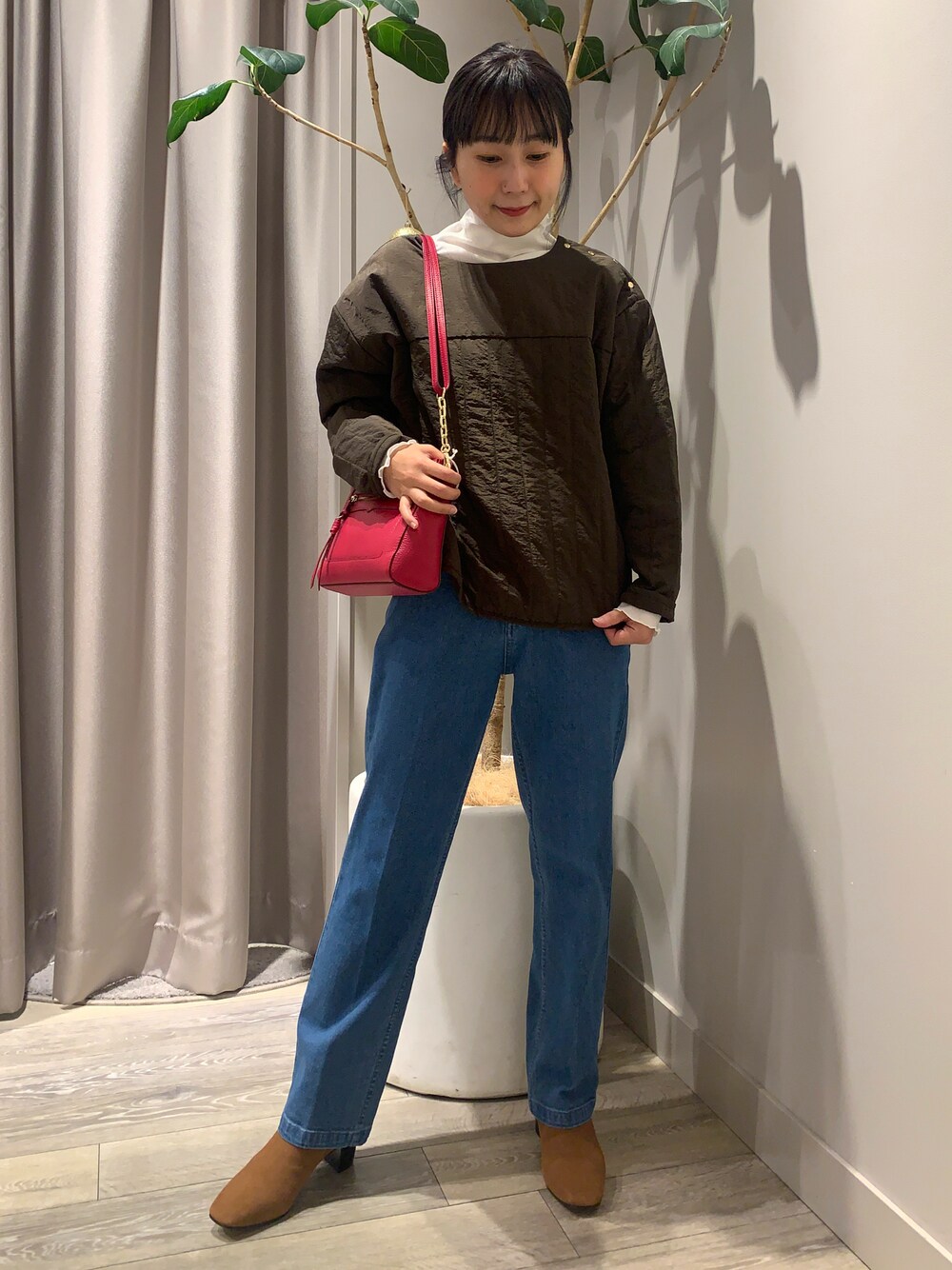「大人カジュアル、中綿シャツ、インナーカットソー、デニムパンツ、ショートブーツ、abahouse mavie、AU BANNISTER、LOWELL things、三井アウトレットパーク滋賀竜王、ABAHOUSE 滋賀竜王」｜「NOMINEの【展開店舗限定】キルト中綿プルオーバー（その他トップス、グリーン系）」を使った、遠藤　裕子さん（レディース・155cm）の冬コーディネートの1枚目の写真