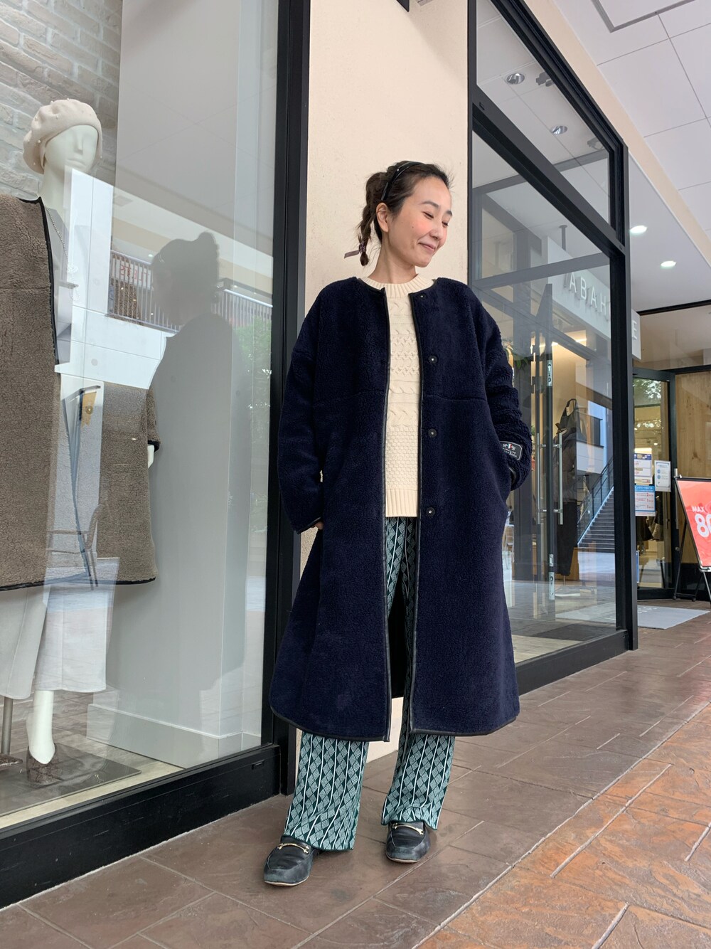 「休日スタイル、大人女子、低身長コーデ、ボアコート、ざっくりニット、ニットパンツ、abahouse mavie、三井アウトレットパーク滋賀竜王、ABAHOUSE 滋賀竜王」｜「abahouse mavieの横ケーブルプルオーバー（ニット/セーター、ホワイト系）」を使った、遠藤　裕子さん（レディース・155cm）の秋コーディネートの1枚目の写真