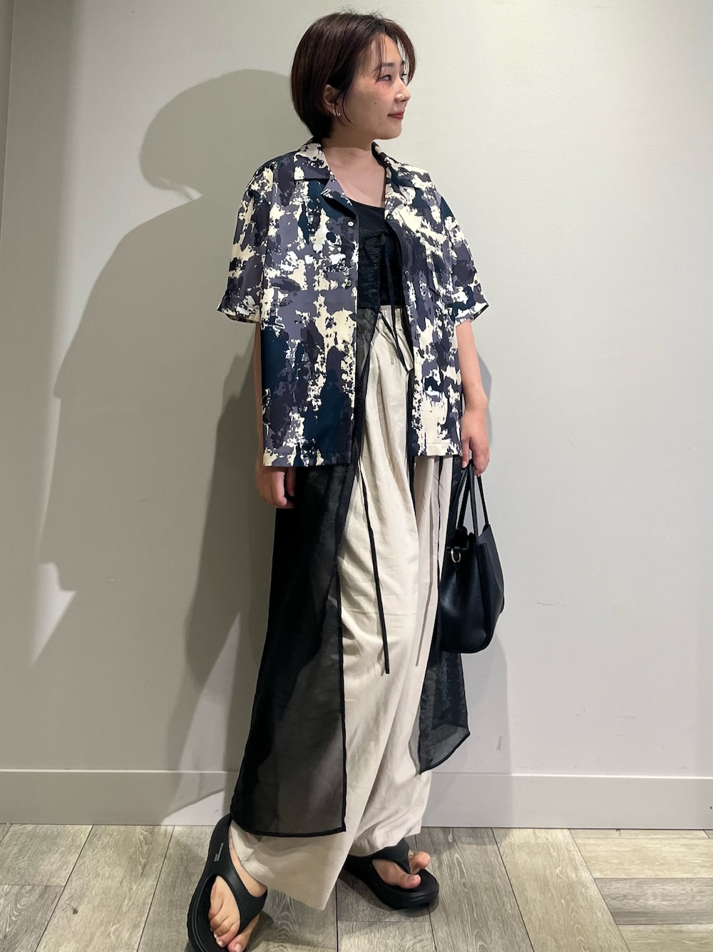 「柄シャツ、低身長コーデ、ワンピース、レイヤードスタイル、リネンパンツ、ABAHOUSE 滋賀竜王、abahouse mavie、LOWELL things、NOMINE、三井アウトレットパーク滋賀竜王」｜「NOMINEの【セットアップ着用可】スプラッシュプリント 開襟 シャツ（シャツ/ブラウス、ホワイト系）」を使った、遠藤　裕子さん（レディース・155cm）の夏コーディネートの1枚目の写真