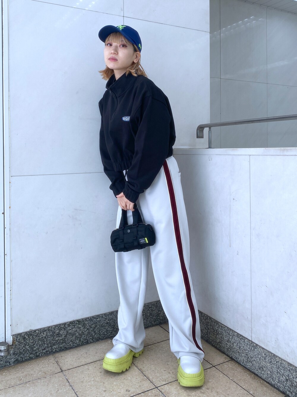 「春服みてみて、x-girl、Xgirl_ootd、PORTER」｜「X-girlのBASIC OVAL LOGO HALF ZIP SWEAT TOP（スウェット、ブラック系）」を使った、airiさん（レディース・152cm）の春コーディネートの1枚目の写真