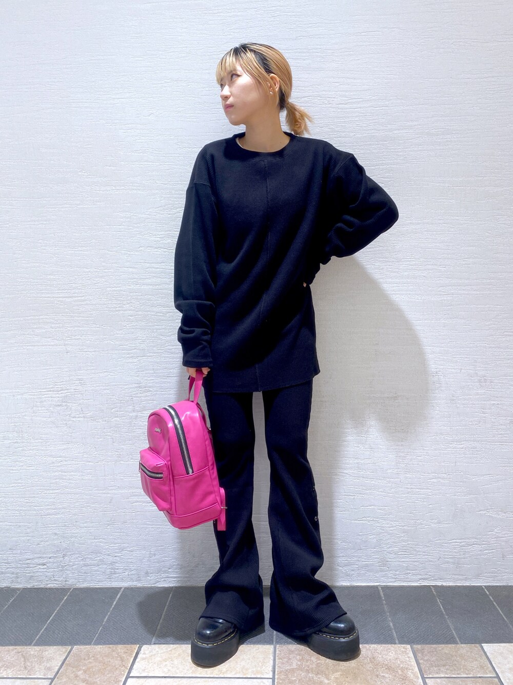 「春服みてみて、ラクチンコーデ、x-girl、Xgirl_ootd、ブラック、ブラウンコーデ」｜「X-girlのTHERMAL L/S TOP（Tシャツ/カットソー、ブラック系）」を使った、airiさん（レディース・152cm）の春コーディネートの1枚目の写真