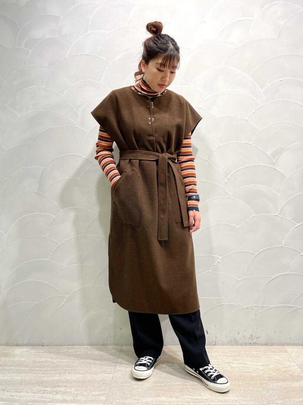 「スニーカー、ニット、コンバース、秋のコーデ、スラックス、レイヤードスタイル、秋服、カフタン、コンバーストウキョウ」｜「CONVERSE TOKYOのカフタンワンピース（ワンピース、ブラウン系）」を使った、FUMINAさん（レディース・166cm）の秋コーディネートの1枚目の写真