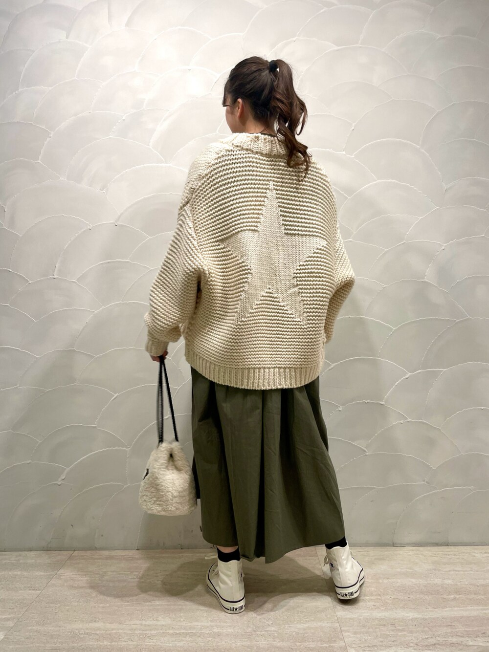 「カーディガン、ワンピース、スニーカーコーデ、オトナカジュアル、冬アウター、おしゃれさんと繋がりたい、CONVERSE TOKYO、コンバーストウキョウ」｜「CONVERSE TOKYOのローゲージスターカーディガン（カーディガン/ボレロ、ホワイト系）」を使った、FUMINAさん（レディース・166cm）の冬コーディネートの1枚目の写真