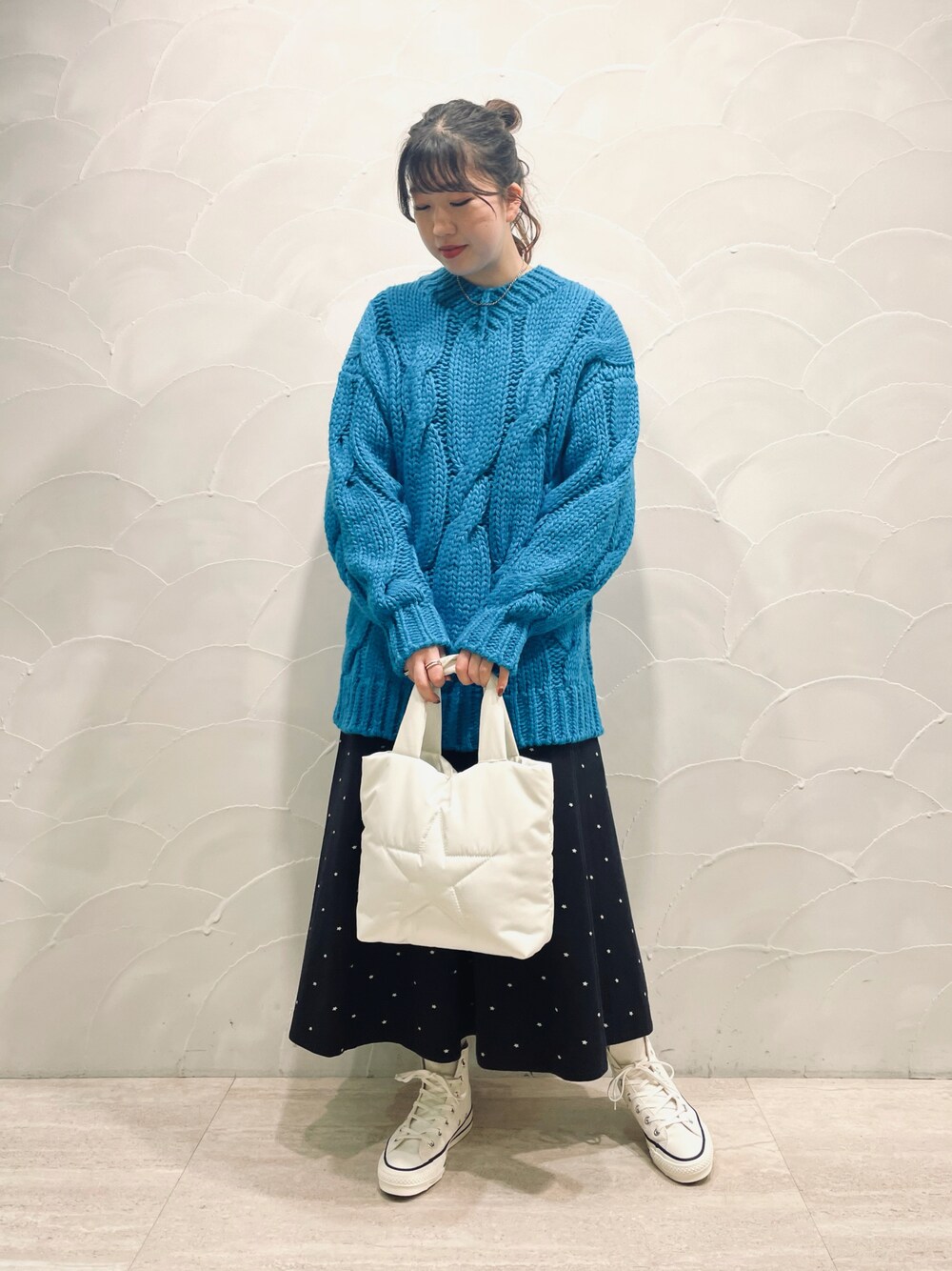 「フレアスカート、ブルー、冬コーデ、カラーニット、大人カジュアル、スニーカーコーデ、ootd、ラクチンコーデ、ニットコーデ、CONVERSE TOKYO、コンバーストウキョウ、ケーブルニット」｜「CONVERSE TOKYOのローゲージケーブルニット（ニット/セーター、ブルー系）」を使った、FUMINAさん（レディース・166cm）の冬コーディネートの1枚目の写真