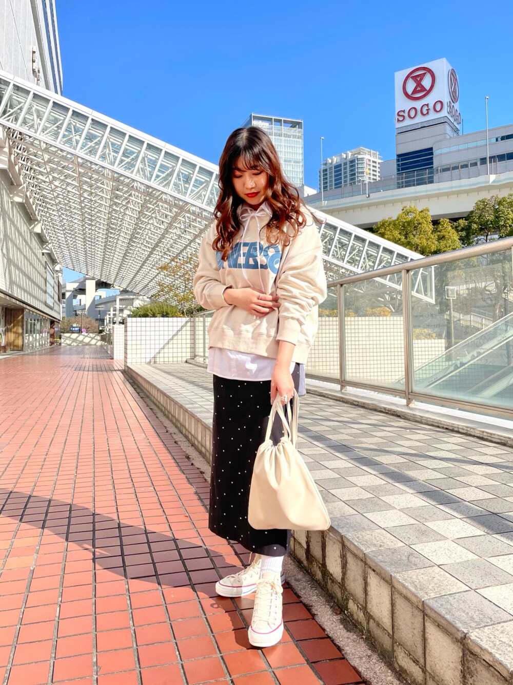 「カジュアルコーデ、春コーデ、スウェット、コンバーストウキョウ、スカートスタイル、ロゴスウェット、CONVERSE TOKYO、スニーカーコーデ、お洒落さんとつながりたい」｜「CONVERSE TOKYOのレトロロゴプリントスウェット(WOMEN)（スウェット、ホワイト系）」を使った、FUMINAさん（レディース・166cm）の冬コーディネートの1枚目の写真