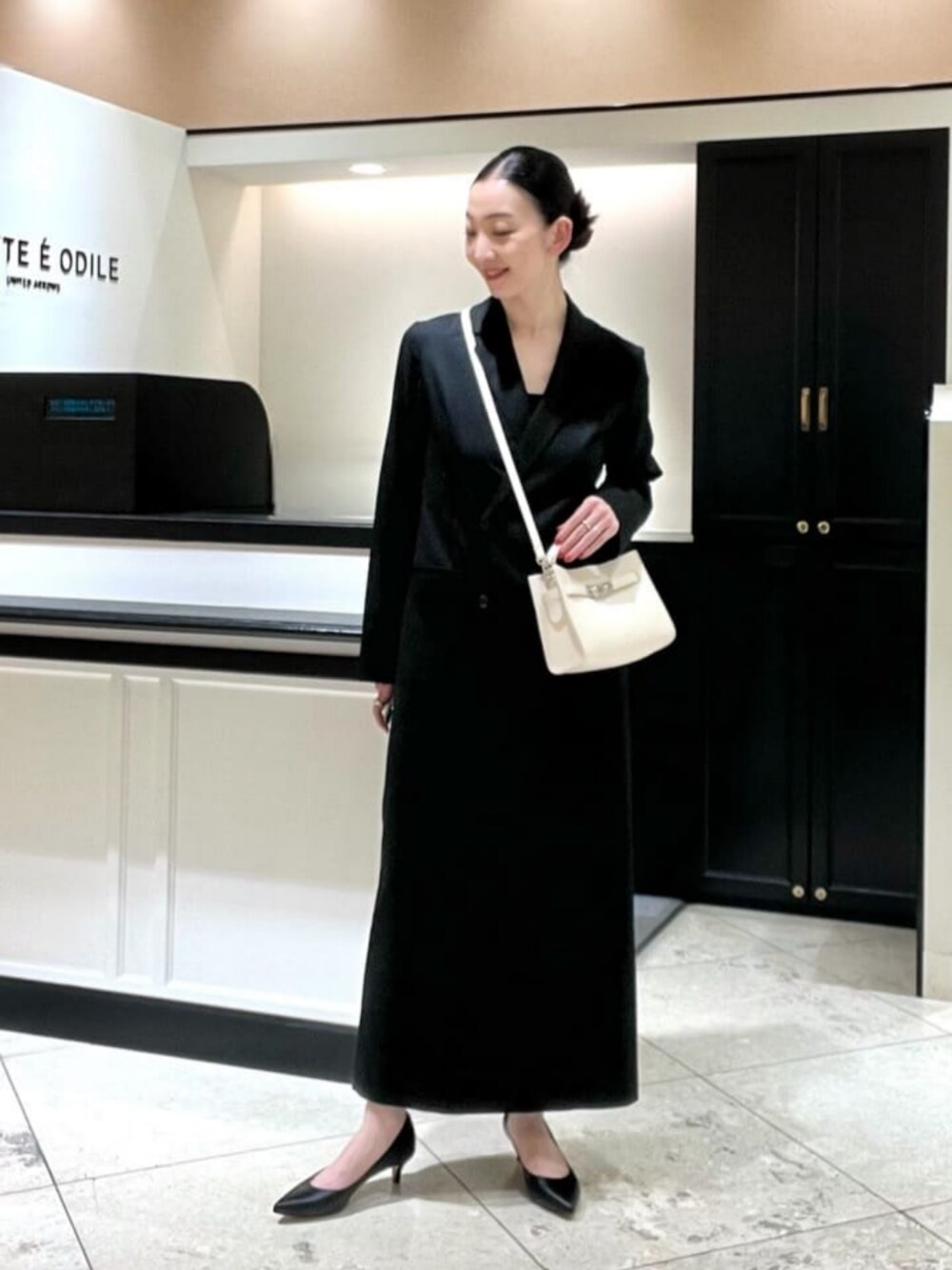 「ベーシック/トラッド、Pumps styling、ワンピース、モード、トレンド、フォーマル、セレモニー、ODETTE E ODILE、通勤コーデ、春服、春コーデ」｜「＆MyuQの＜&MyuQ＞AGLAIA MINI（ショルダーバッグ、ホワイト系）」を使った、寺尾　オデット エ オディール スタッフさん（レディース・167cm）の春コーディネートの1枚目の写真