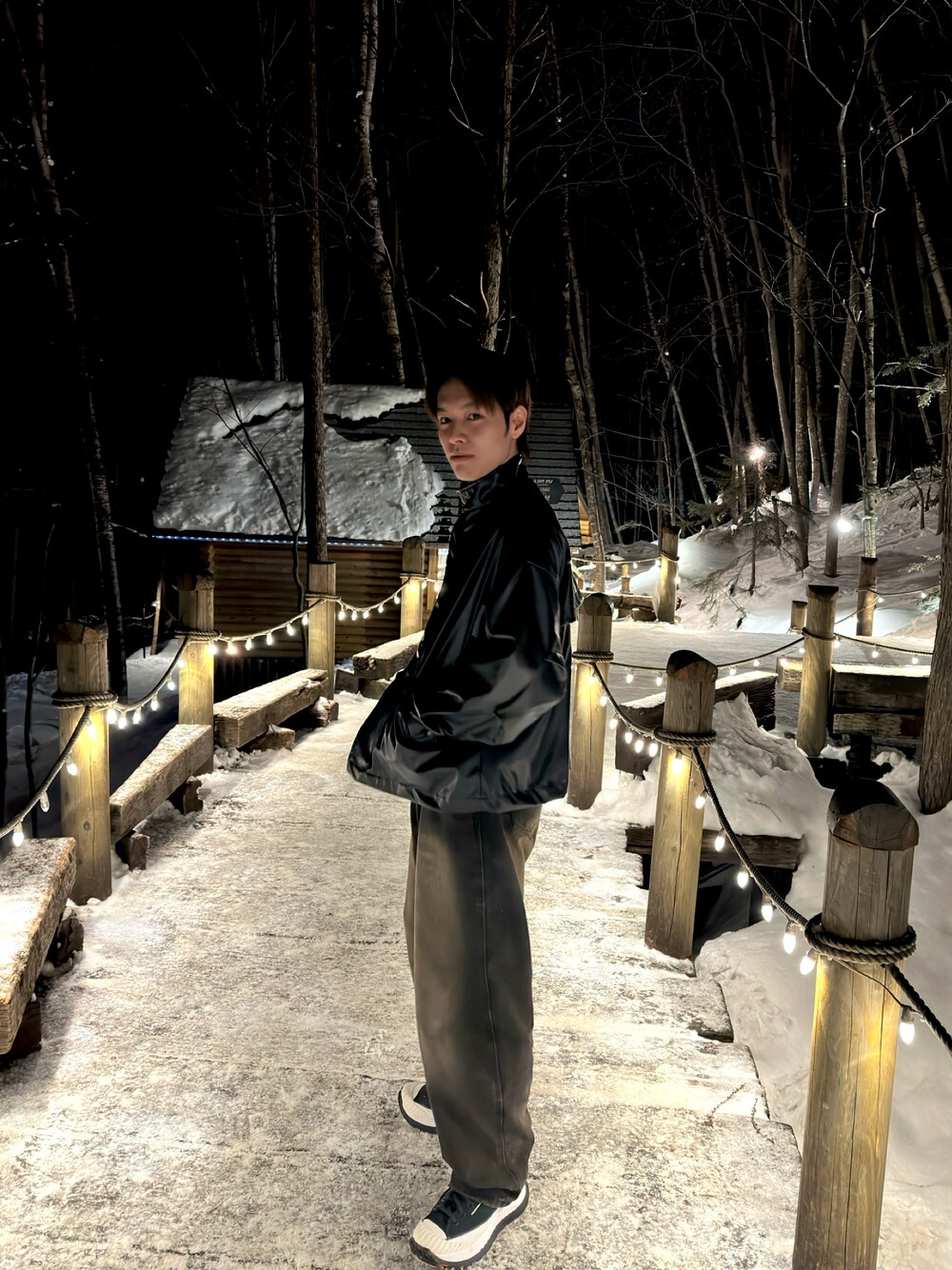 「韓国ファッション、メンズファッション」｜「CONVERSEのアイテム（シューズ、ブラック系）」を使った、sakuraさん（メンズ・171cm）の春コーディネートの1枚目の写真
