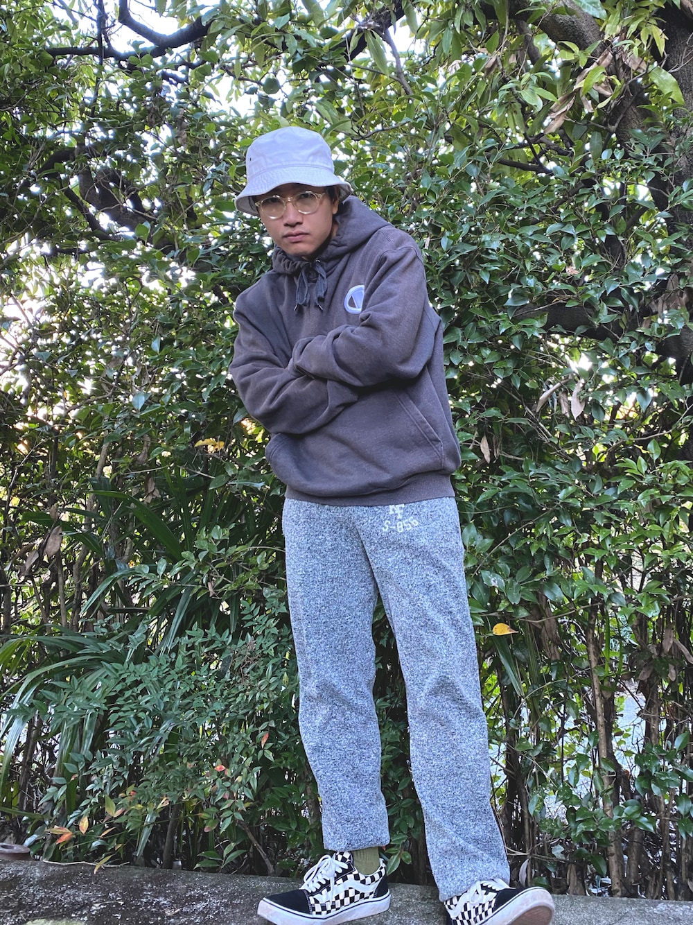 「秋冬コーデ、カジュアルコーデ、ストリート、スケータースタイル、ダンサー、Champion、しまむら、VANS、寒色系、いいね、save、フォローお願いします🤑」｜「newhattanの【NEWHATTAN/ニューハッタン】バケットハット（ハット、ホワイト系）」を使った、MAKO【相互フォロー大歓迎】さん（メンズ・168cm）の冬コーディネートの1枚目の写真