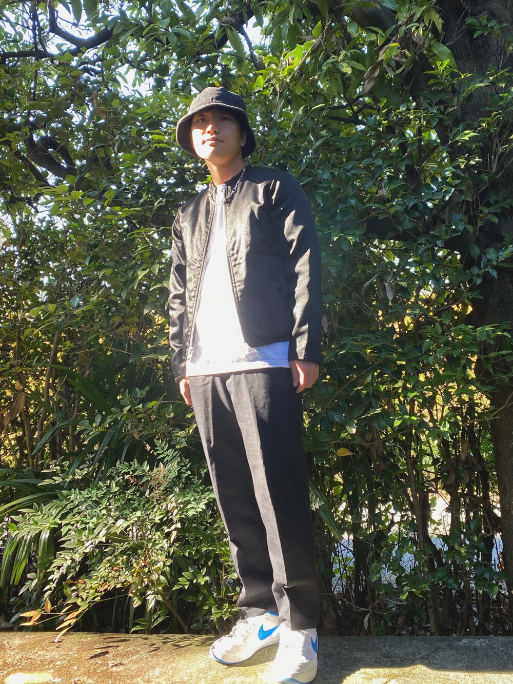 「古着、アメカジ、秋のコーデ、スラックス、白黒、古着MIX、きれいめカジュアル、低身長、韓国ファッション、韓国コーデ、スラックスコーデ」｜「AZUL by moussyのBUCKET HAT / バケットハット（ハット、ブラック系）」を使った、MAKO【相互フォロー大歓迎】さん（メンズ・168cm）の秋コーディネートの1枚目の写真